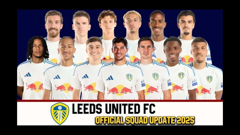 Cầu thủ Aston Villa và Leeds đang tranh chấp quả bóng trên sân cỏ