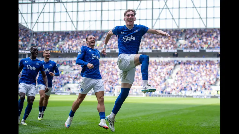 Cầu thủ Everton nỗ lực tranh bóng với cầu thủ Bournemouth